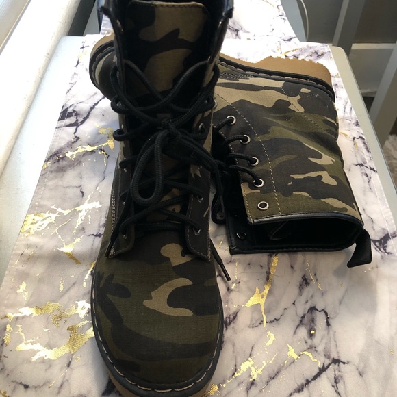 🚫SOLD!🚫Women’s camo combat boots - Picture 2 of 3
